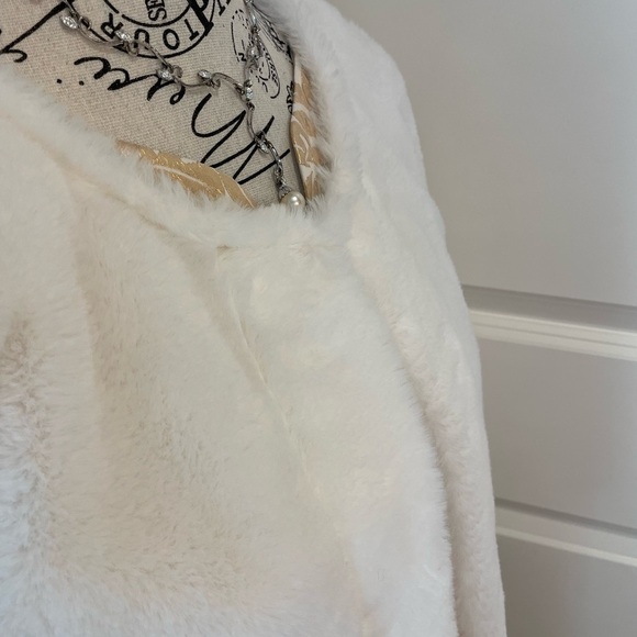 Elegant White Crop Faux Fur Calvin Klein Size Large - Picture 3 of 14